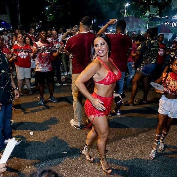 Viviane Araujo arrasou com seu samba no pé e simpatia em novo ensaio de rua do Salgueiro para o carnaval 2024
