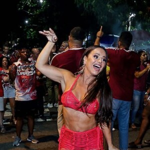 Viviane Araujo atualizou resultado de lipoaspiração ao usar minissaia e top em outro ensaio de rua do Salgueiro para o carnaval 2024 na noite de 7 de dezembro de 2023