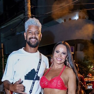 Viviane Araujo posou com o marido, Guilherme Militão, em ensaio de rua do Salgueiro