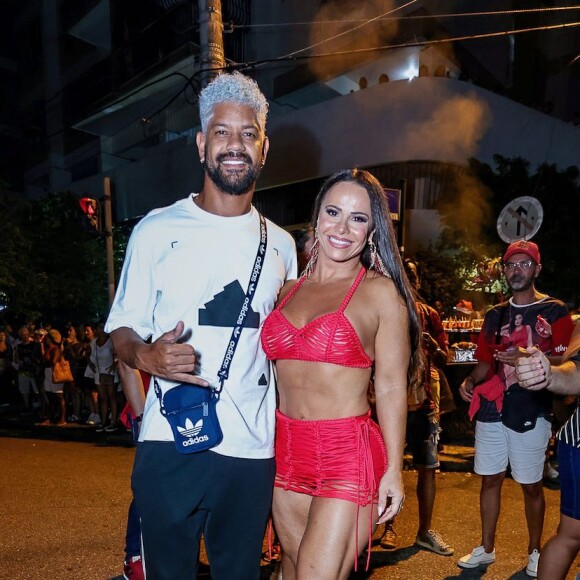 Viviane Araujo posou com o marido, Guilherme Militão, em ensaio de rua do Salgueiro