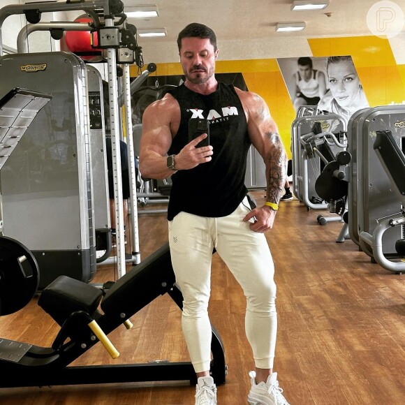 Renato Cariani tem 47 anos e acumula 7,3 milhões de seguidores só no Instagram, onde se apresenta como professor de química e de educação física, atleta profissional e empresário