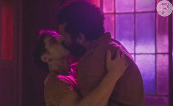 Amaury Lorenzo e Diego Martinso protagonizaram beijo na novela 'Terra e Paixão'