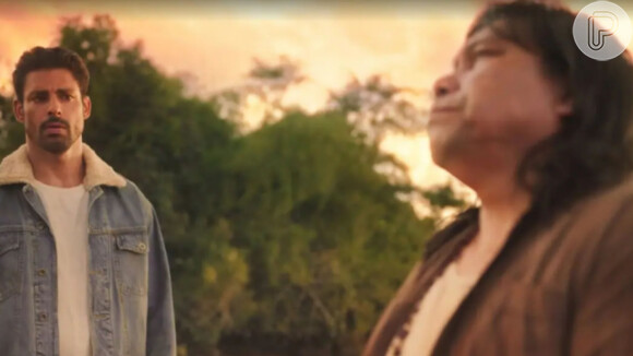 Em 'Terra e Paixão', Caio (Cauã Reymond) conversa com o Jurecê (Daniel Munduruku) sobre ser filho de duas pessoas ruins