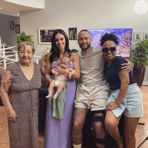 Neymar e Bruna Biancardi posaram com a avó do jogador