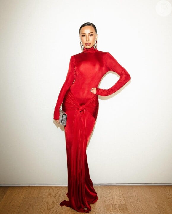O vermelho apareceu elegante nesse vestido de Sabrina Sato