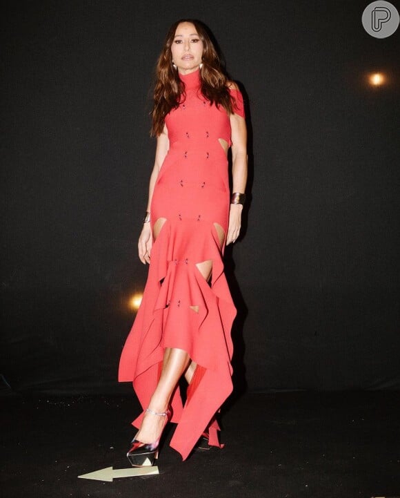 Vestido vermelho com recortes foi aposta fashionista de Sabrina Sato em look