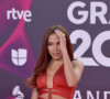 O vermelho apareceu ousado nesse look de Anitta em premiação internacional