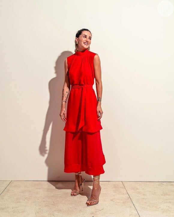 O vermelho em vestido midi com camadas ficou marcante e fashionista nesse look de Aline Gostschalg
