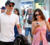 Jeans solto foi aposta de Isis Valverde para embarcar em aeroporto do Rio de Janeiro com o noivo, Marcus Buaiz