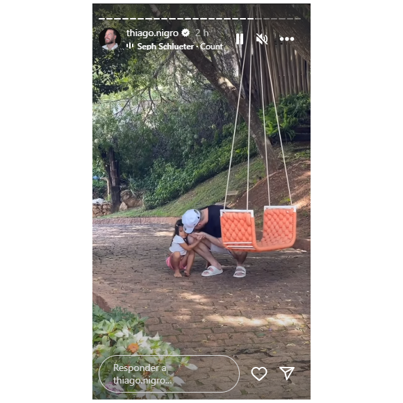 Thiago Nigro surgiu brincando com a filha de Maíra Cardi e Arthur Aguiar e foi elogiado como bom padrasto