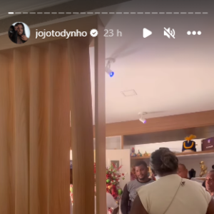 Jojo Todynho mostrou no Instagram que fez uma surpresa para homens que trabalham na sua casa e entregou presentes de natal