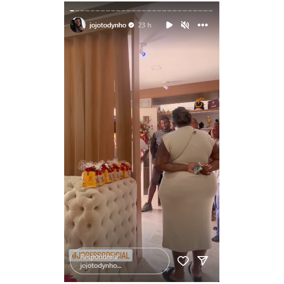 Jojo Todynho mostrou no Instagram que fez uma surpresa para homens que trabalham na sua casa e entregou presentes de natal