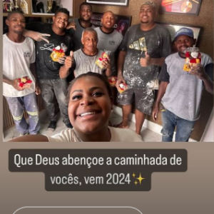 Jojo Todynho mostrou os presentes que deu a homens que prestaram serviço para ela e nem imaginava que seria criticada