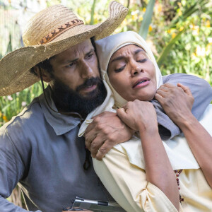 Em Terra e Paixão, Aline (Barbara Reis) e Teresinha (Laura Prado) saem da horta e passam por Ramiro (Amaury Lorenzo) disfarçado de jardineiro. Aline o reconhece. tenta correr, apavorada, mas Ramiro a agarra