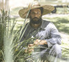 Em Terra e Paixão, Ramiro (Amaury Lorenzo) disfarçado de jardineiro.