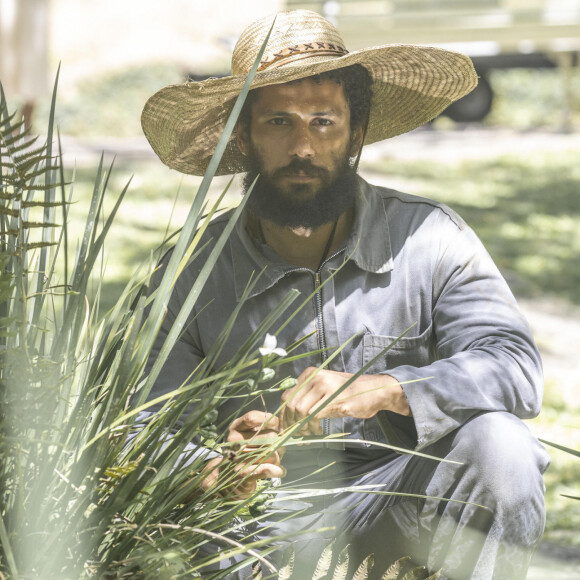 Em Terra e Paixão, Ramiro (Amaury Lorenzo) disfarçado de jardineiro.