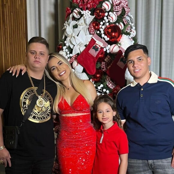 Deolane Bezerra em foto de Natal; advogada e influencer não dispensou o vermelho