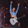 Claudia Leitte só optou por um look mais comportado durante o momento intimista do show, no qual toca violão