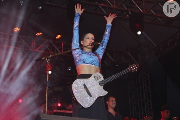Claudia Leitte só optou por um look mais comportado durante o momento intimista do show, no qual toca violão
