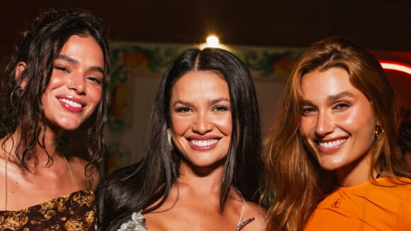 Bruna Marquezine, Sasha, Mariana Goldfarb - de bumbum à mostra - e mais famosas dispensam look white em pré-réveillon. Fotos!