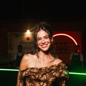 Bruna Marquezine apostou em vestido ombro a ombro estampado para a festa de pré-réveillon Amoré em praia de Pernambuco