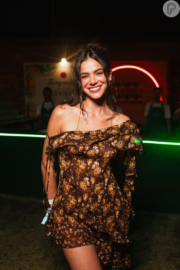 Bruna Marquezine apostou em vestido ombro a ombro estampado para a festa de pré-réveillon Amoré em praia de Pernambuco