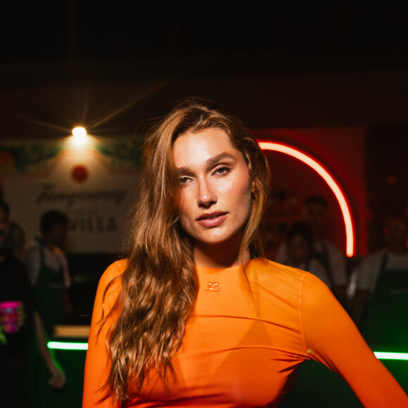 Sasha Meneghel usou vestido com leve transparência para festa de pré-réveillon Amoré em praia de Pernambuco