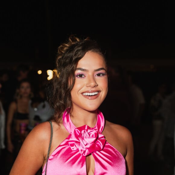 Maisa Silva escolheu um conjunto rosa com leve decote para shows de pré-réveillon