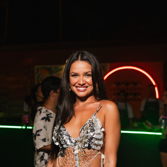 Juliette apostou em look com recortes estratégicos para pré-réveillon