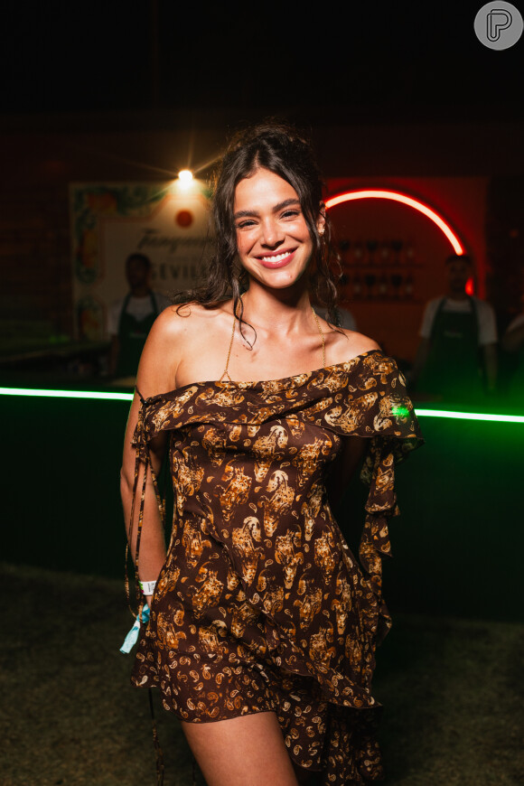 Bruna Marquezine havia elegido um vestido romântico com decote ombro a ombro para o pré-réveillon Amoré em praia de Pernambuco