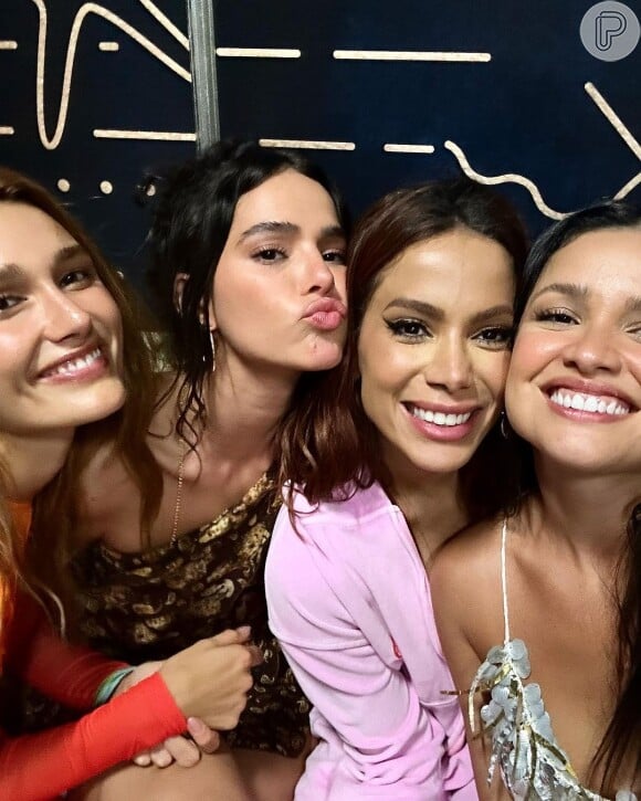 No pré-Réveillon, Bruna Marquezine, Juliette e Sasha tietaram Anitta antes do show em Pernambuco