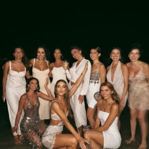 A atriz Bruna Marquezine escolheu look prata curto para o Réveillon