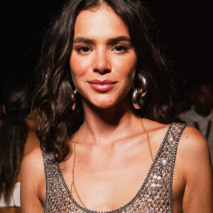 Vestido míni prata e todo transparente: Bruna Marquezine ousa em look e dispensa lingerie para Réveillon em Macaraípe