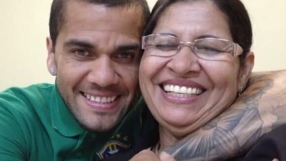 Mãe de Daniel Alves pode ser presa após vazar fotos e nome da jovem que acusa o filho de estupro
