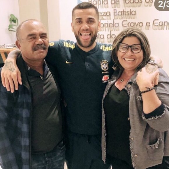 Mãe de Daniel Alves divulgou nome e foto da vítima