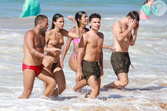 Bruna Marquezine curtiu praia com amigos famosos em Fernando de Noronha nesta sexta-feira (05)