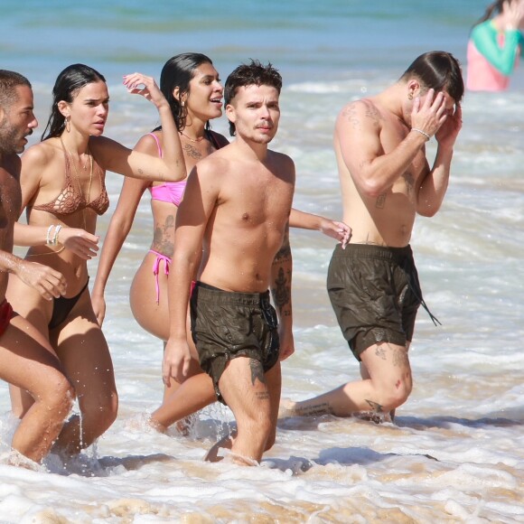 Bruna Marquezine curtiu praia com amigos famosos em Fernando de Noronha nesta sexta-feira (05)
