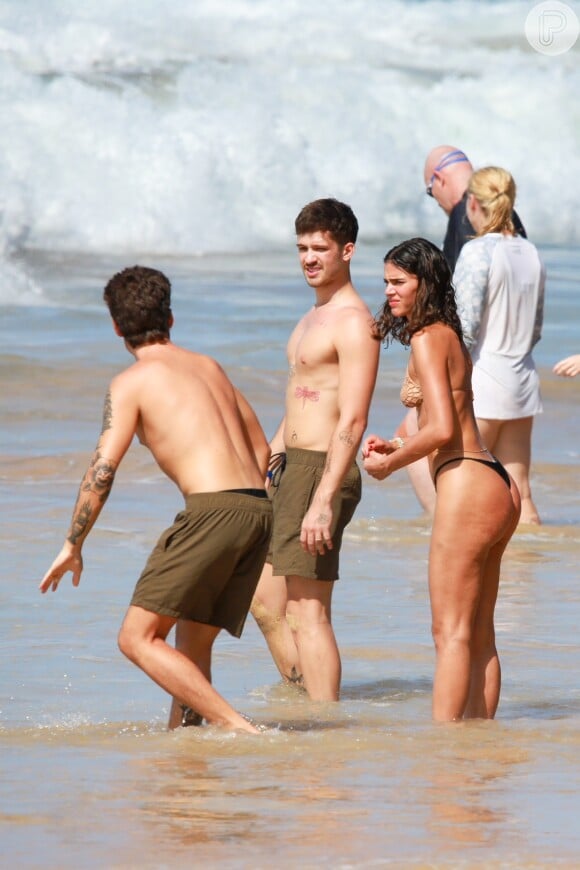 Bruna Marquezine estava acompanhada de João Guilherme em praia de Fernando de Noronha