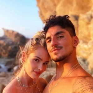 Yasmin Brunet e Gabriel Medina se casaram oficialmente em 2020