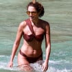 Barriga definida e corpo real: Patricia Poeta rouba a cena de biquíni em flagra na praia. Fotos!