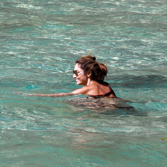 Patricia Poeta se refrescou nas águas cristalinas de Noronha