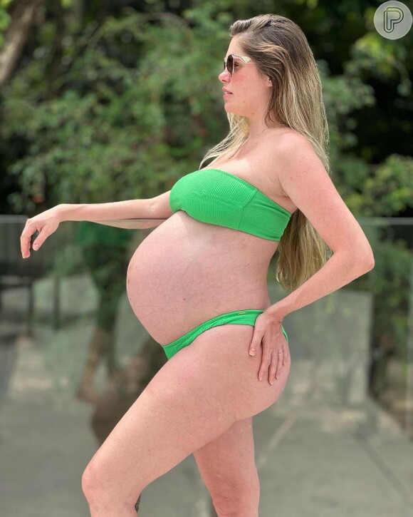 Biquíni para grávidas: Bárbara Evans, na gestação dos gêmeos, nos presenteou com essa foto lindíssima usando um tomara que caia verde