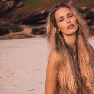 Yasmin Brunet posou nua na praia em cliques sensuais