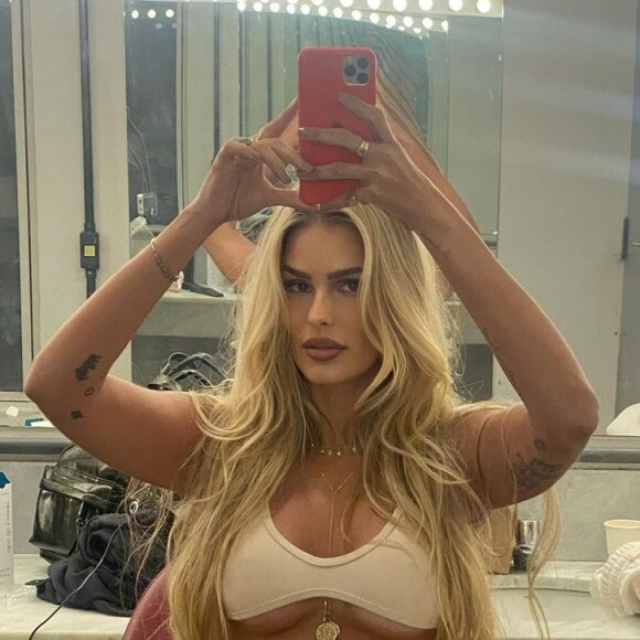 Yasmin Brunet gosta de publicar fotos ousadas em suas redes sociais