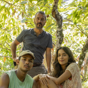 Em Renascer, os personagens João Pedro (Juan Paiva), José Inocêncio (Marcos Palmeira) e Mariana (Theresa Fonseca), o principal triângulo amoroso da novela