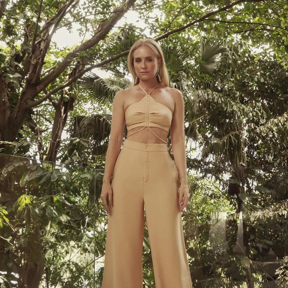 Angélica deixou barriga marcada à mostra em look de ensaio fotográfico