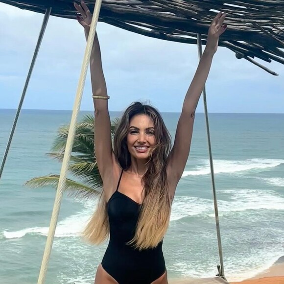 De maiô preto básico, Patricia Poeta acabou exibindo sua virilha lisinha em uma sequência de fotos