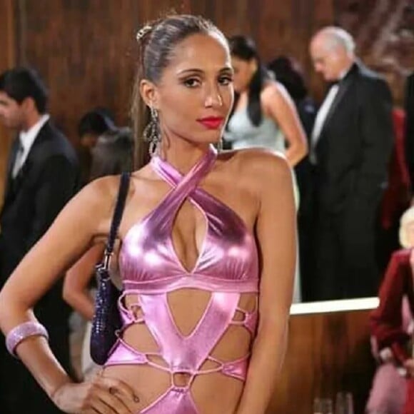 A consultora de estilo, Jacke Molonha, diz que Bebel, da novela Paraíso Tropical, usa também um vestido rosa com aquele tecido bem brilhoso, com um monte de recortes, acaba beirando brega também.