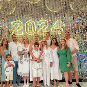 Ana Hickmann e Edu Guedes teriam viajado juntos para um resort em Atibaia, no interior de São Paulo, para passar o réveillon; na foto, apresentadora com a família na festa de fim de ano