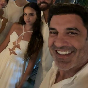 Ana Hickmann e Edu Guedes teriam viajado juntos para um resort em Atibaia, no interior de São Paulo, para passar o réveillon; na foto, apresentador com a família na festa do último dia do ano